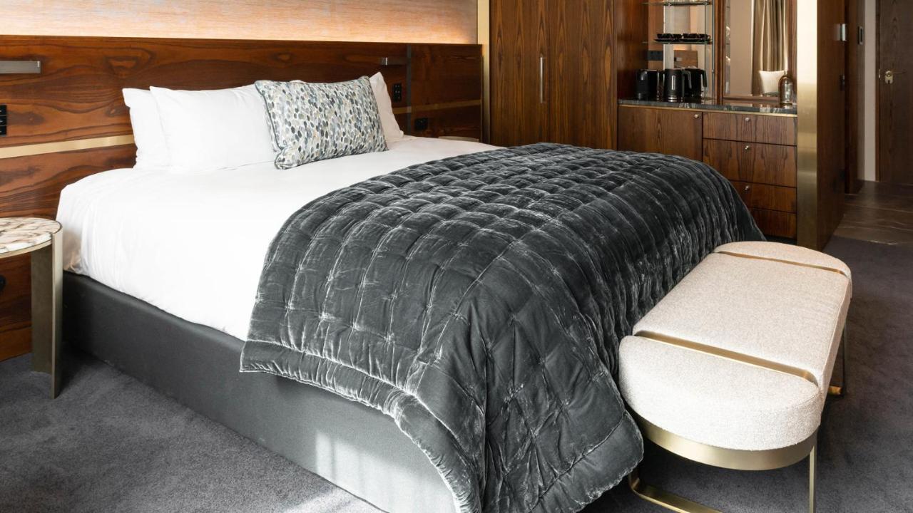 Horizon By Skycity Auckland Kültér fotó A bed with a throw