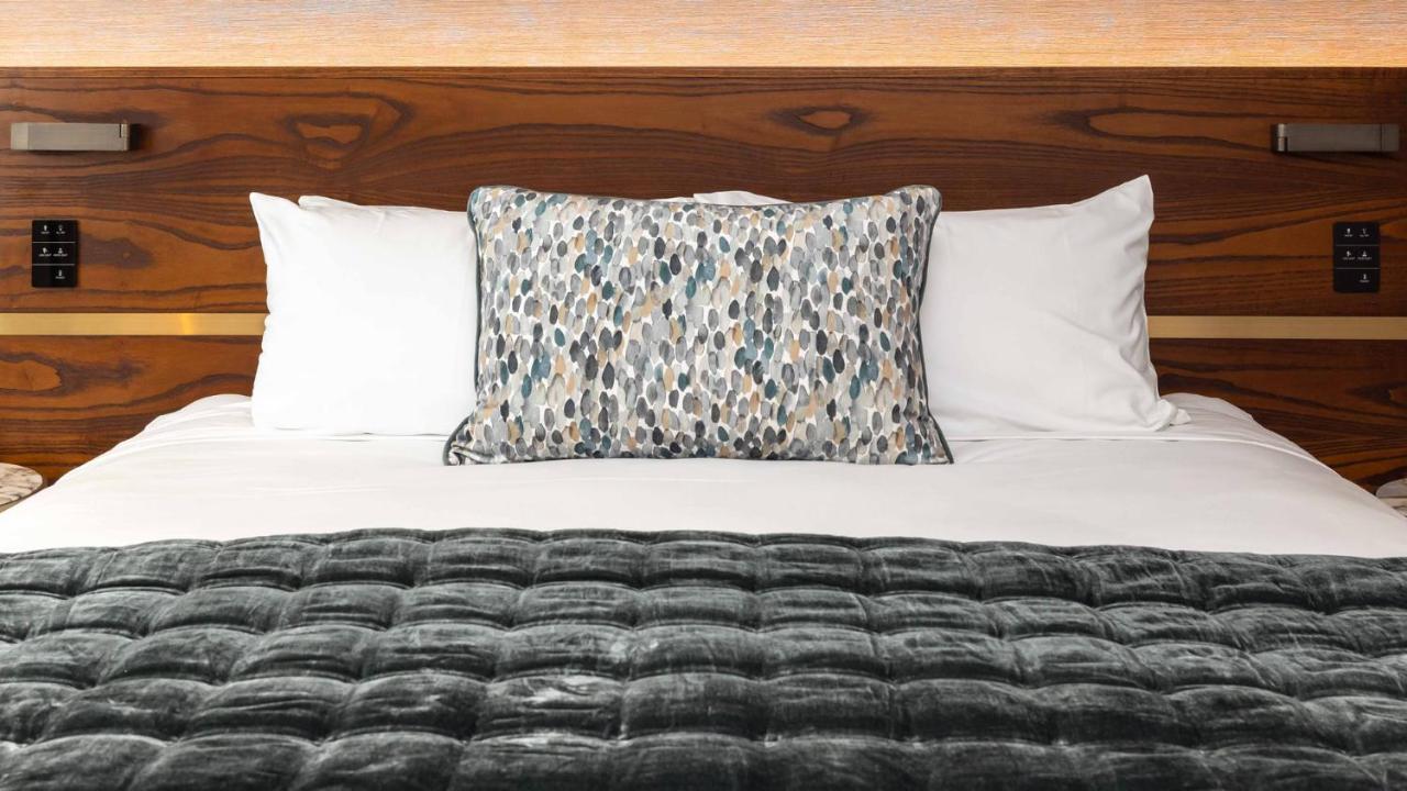 Horizon By Skycity Auckland Kültér fotó A decorative pillow on a bed