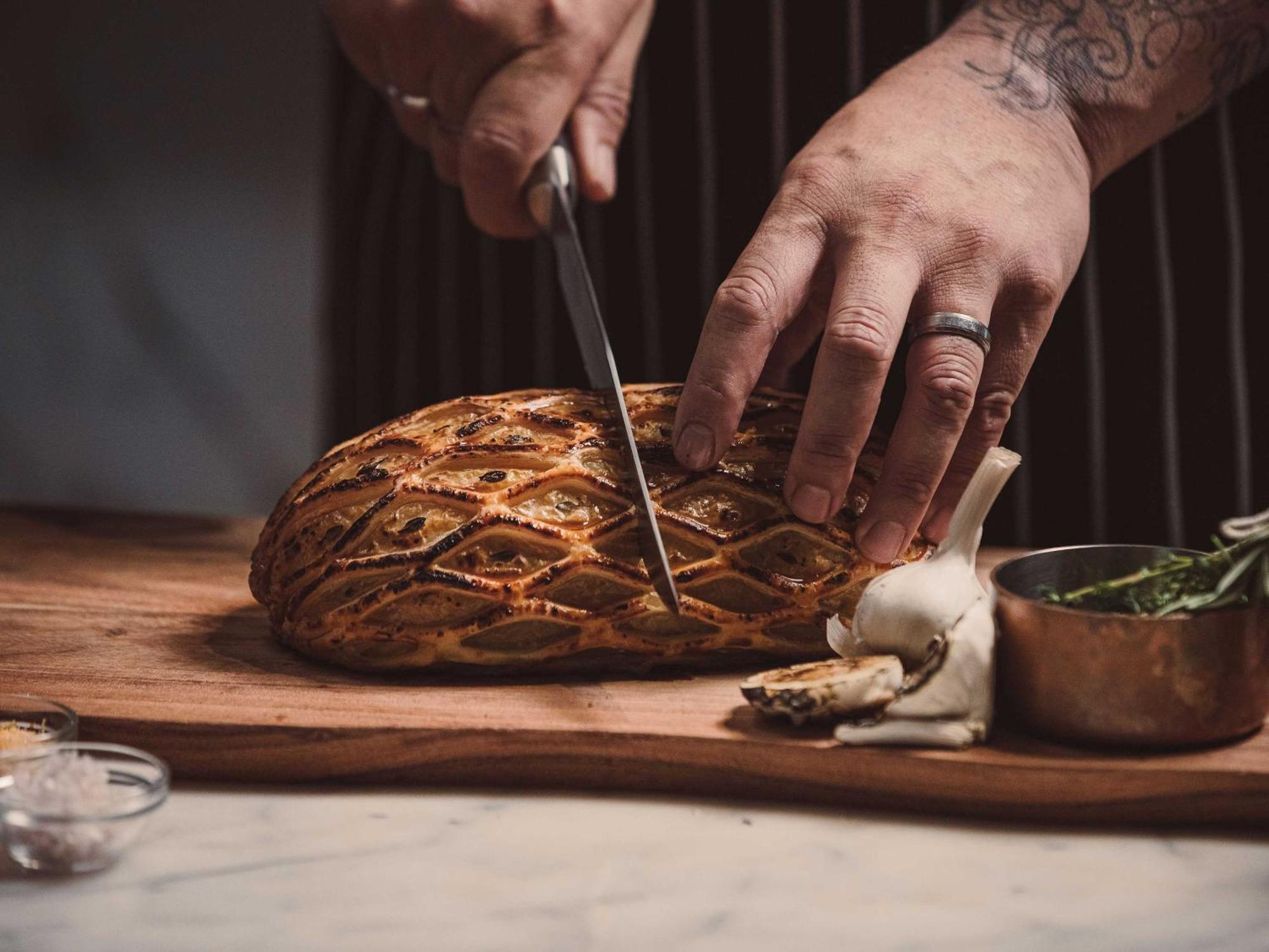 Horizon By Skycity Auckland Kültér fotó Chef preparing a whole roasted suckling pig