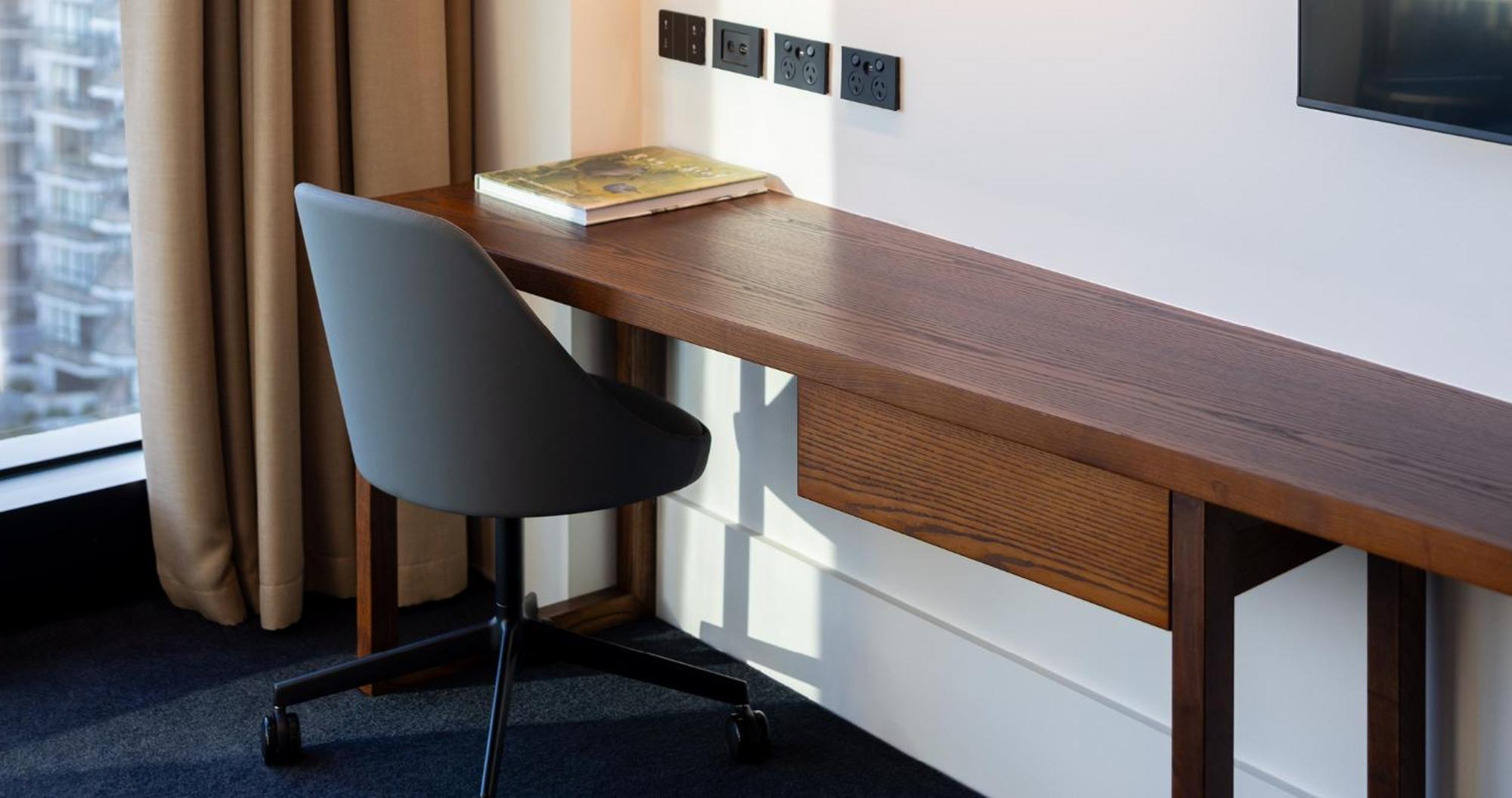 Horizon By Skycity Auckland Kültér fotó A desk and chair