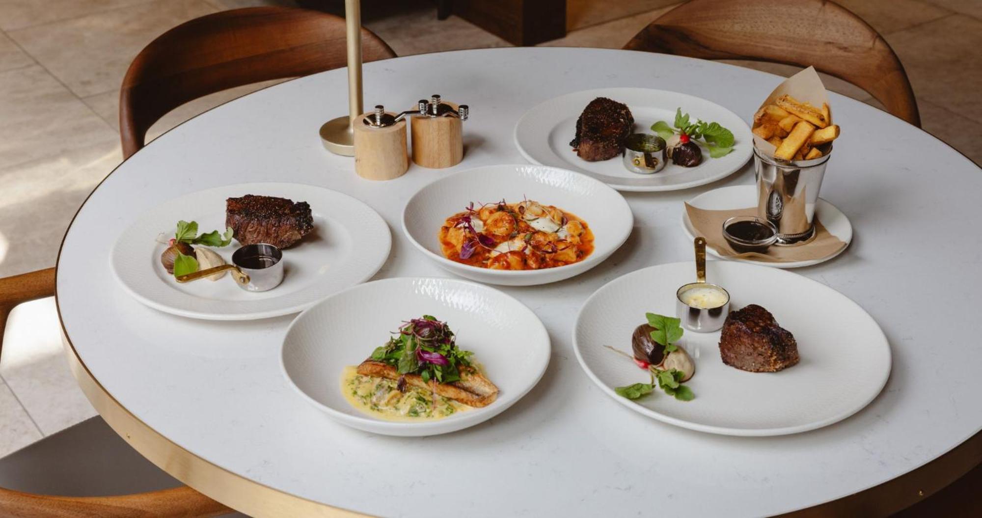 Horizon By Skycity Auckland Kültér fotó Dishes at the restaurant